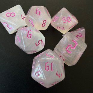 Набір кубиків (7 шт.) білий перламутровий з рожевими цифрами (Ardent Devotion Dice Set)