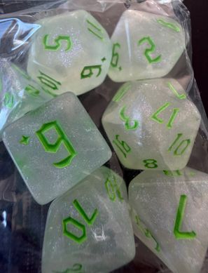 Набір кубиків (7 шт.) прозорий з блискітками та салатовими цифрами (Clear Glitter with Lime Numbers Dice Set)