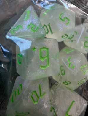 Набір кубиків (7 шт.) прозорий з блискітками та салатовими цифрами (Clear Glitter with Lime Numbers Dice Set)
