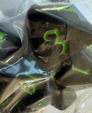 Набір кубиків (7 шт.) чорний із зеленими цифрами (Black with Green Numbers Dice Set)