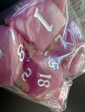 Набір кубиків (7 шт.) темно-рожевий із білими цифрами (Dark Pink with White Numbers Dice Set)
