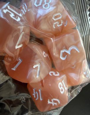 Набір кубиків (7 шт.) персиковий мармуровий із білими цифрами (Peach Marbled with White Numbers Dice Set)