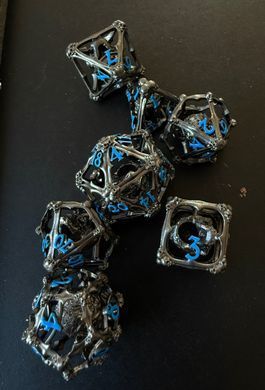 Набір кубиків (7 шт.) темна сталь із черепом та блакитними цифрами (Grave Watcher Silver Blue Hollow Metal RPG Dice Set)