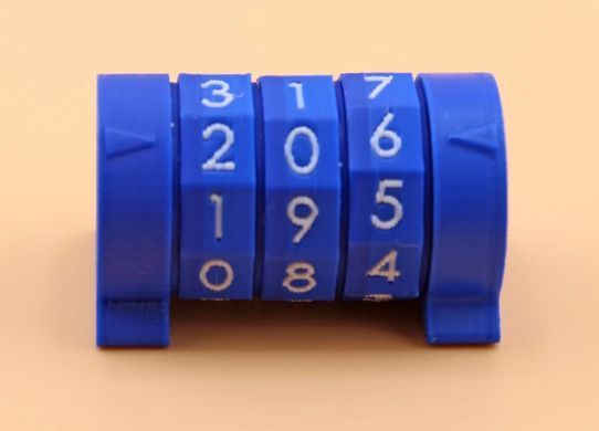 Лічильник на 3 розряди (01&ndash;999), кольорові цифри