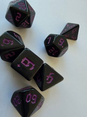 Набір кубиків (7 шт.) чорний із фіолетовими цифрами (Opaque Black with Purple Numbers Dice Set)