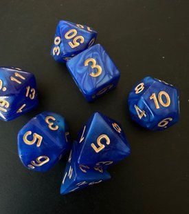 Набір кубиків (7 шт.) синій перламутровий з золотими цифрами (Scarab Royal Blue & Gold Dice Set)