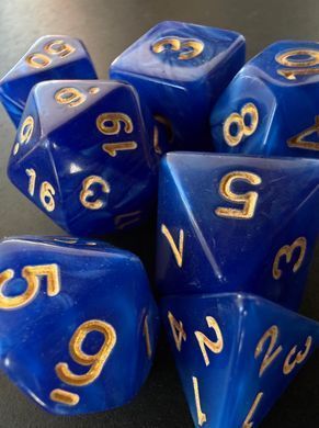 Набір кубиків (7 шт.) синій перламутровий з золотими цифрами (Scarab Royal Blue & Gold Dice Set)