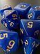 Набір кубиків (7 шт.) синій перламутровий з золотими цифрами (Scarab Royal Blue & Gold Dice Set) - 3