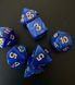 Набір кубиків (7 шт.) синій перламутровий з золотими цифрами (Scarab Royal Blue & Gold Dice Set) - 1
