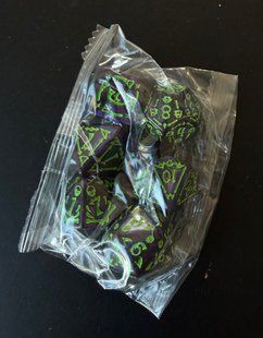 Набір кубиків (7 шт.) чорно-зелений із рунічним орнаментом (Classic Runic Black & green Dice Set)