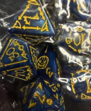 Набір кубиків (7 шт.) синій із золотим геловінським орнаментом (Halloween Blue & Gold Dice Set)