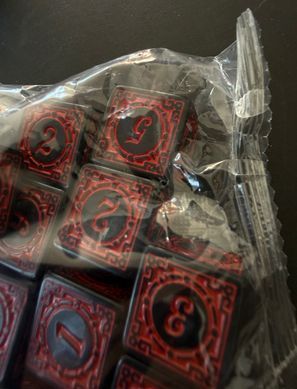 Кубик D6 чорний із червоним рунічним орнаментом (Classic Runic Black & Red Dice)