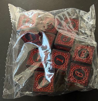 Кубик D6 чорний із червоним рунічним орнаментом (Classic Runic Black & Red Dice)