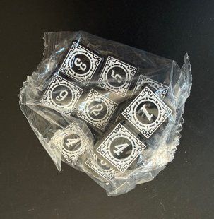 Кубик D6 чорний із білим рунічним орнаментом (Classic Runic Black & White Dice)