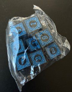 Кубик D6 чорний із синім рунічним орнаментом (Classic Runic Black & Blue Dice)