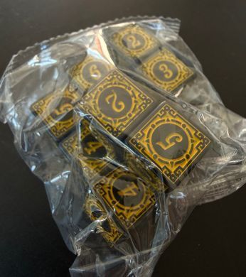 Кубик D6 чорний із жовтим рунічним орнаментом (Classic Runic Black & yellow Dice)