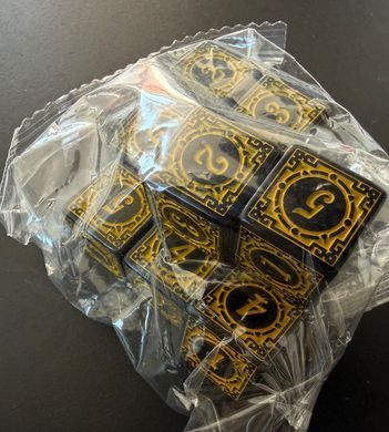 Кубик D6 чорний із жовтим рунічним орнаментом (Classic Runic Black & yellow Dice)