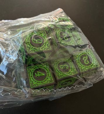 Кубик D6 чорний із зеленим рунічним орнаментом (Classic Runic Black & green Dice)